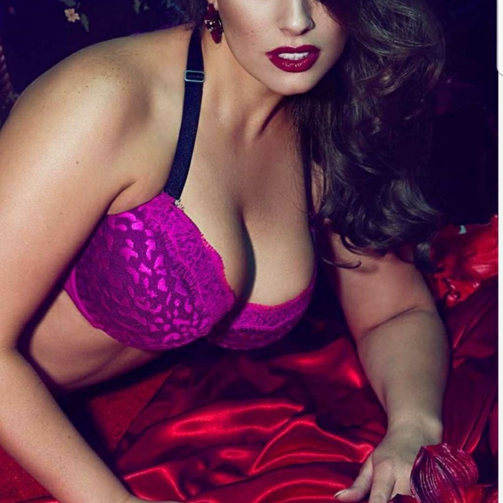 Ashley Graham bra pink showstopper